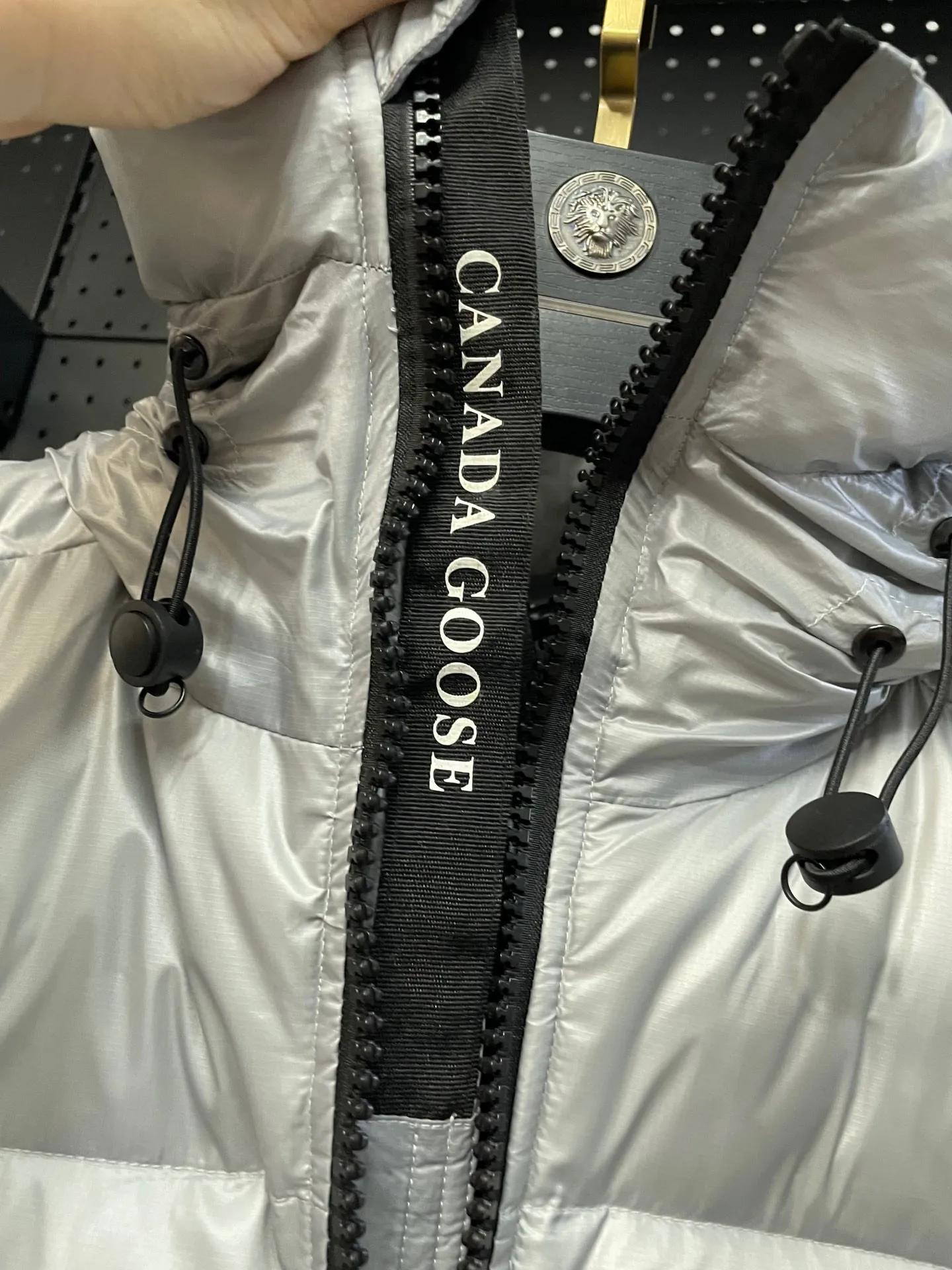 P780 Gray Red Label Top Version 𝘾𝘼𝙉𝘼𝘿𝘼 𝙂𝙊𝙊𝙎𝙀/Canada Goose 2023 Limited New Crofton Puff Down Jacket Pure Guangzhou Inspection 95 White Duck Down Filling‼  Top version, ceiling level‼ Crofton soft bread, the latest style in 2023, has a cold protection effect of up to level 4. It is made of recycled Feather-Light tear-resistant fabric. It is ultra-light and has no weight on the upper body at all! The unique black label highlights your temperament‼  Canada Goose, a Canadian brand, has always been recognized as the warmest down jacket. Various Instagram celebrities, Internet celebrities, and celebrities often wear it for street photos. I do Canada Goose every year, but I still can’t get rid of my love for geese. No matter how cold the winter is, there is no need to be afraid, because there are geese! Filled with 80% white duck down, Canada Goose is the legendary warmest down jacket and is known as a must-have for Arctic outdoor sports! The most popular down jacket in the world, celebrities are rushing to buy it, it is a must-have! Same style for men and women Size: S-XXL